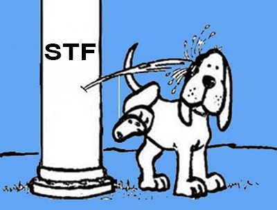 O poste mijando no cachorro