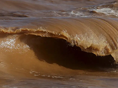 Quem chega por último bebe lama